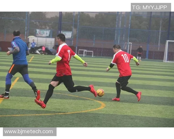 六月一日足球明星盛典揭幕众星云集激情四射的绿茵场上尽展风采